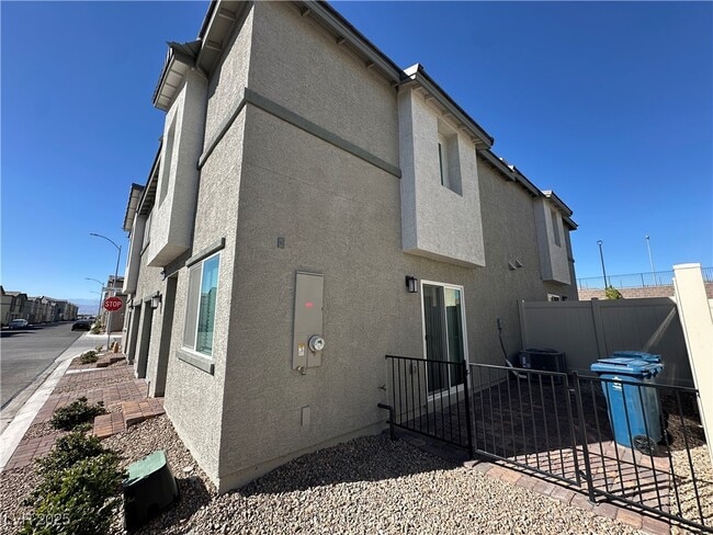 Building Photo - 2834 Champagne Gold Ave