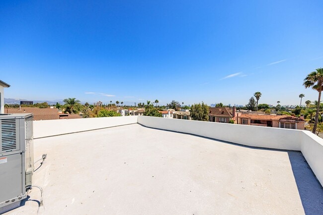 Building Photo - 1259 S Longwood Ave