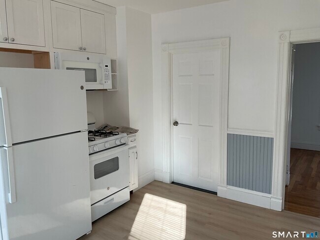 Building Photo - 13 Alger St