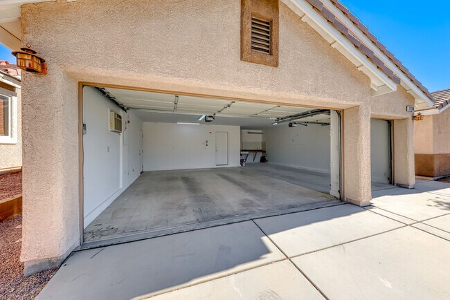 Building Photo - Carry Over Showing: This property has been shown before and will be rented to the first most qual...