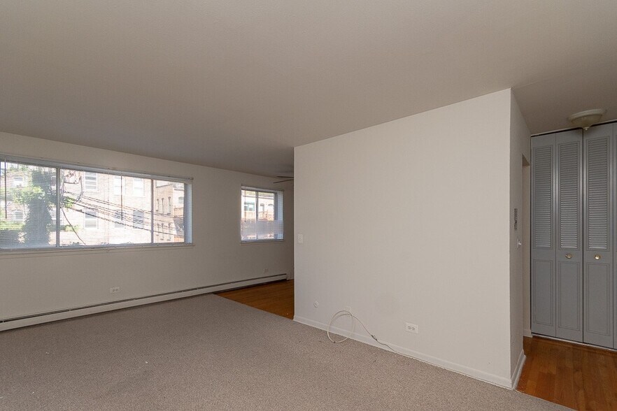 Building Photo - 535 W Aldine Ave