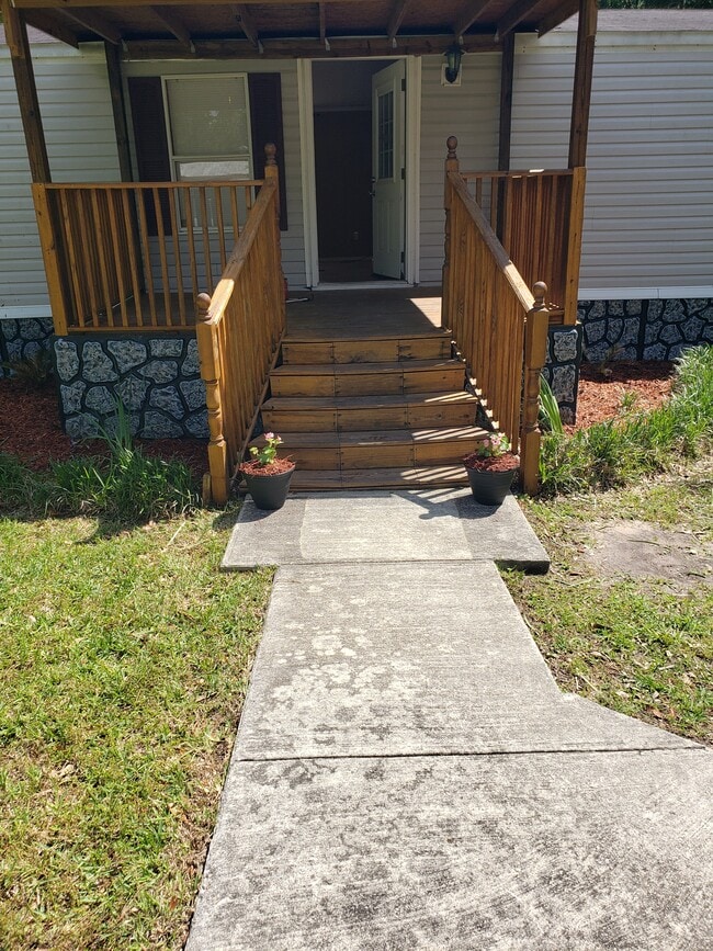 Building Photo - 7310 Pineview Dr