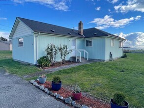 Building Photo - ***PENDING APPLICATION***Adorable Single Story 2 Bedroom Home Right on the Water!