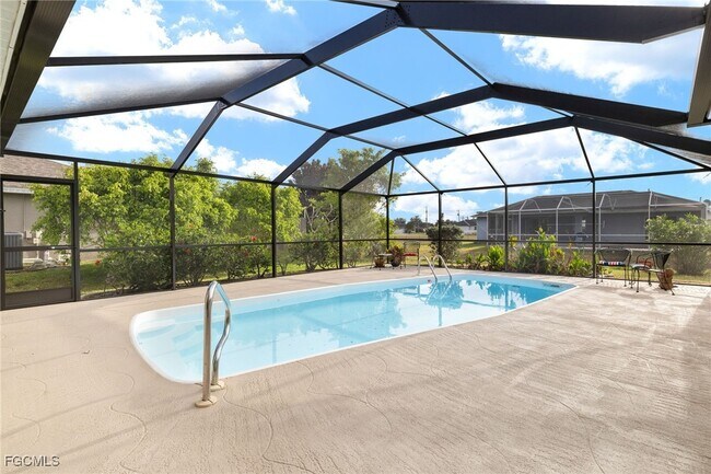 Building Photo - 2305 SW 19th Pl