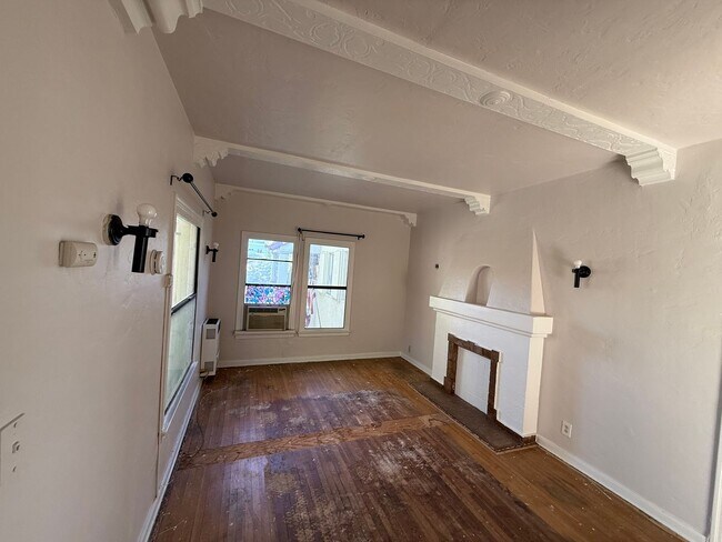 Building Photo - 5942 Willoughby Ave