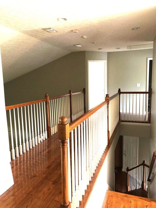 Building Photo - 4-Bedroom Home in Hendersonville!
