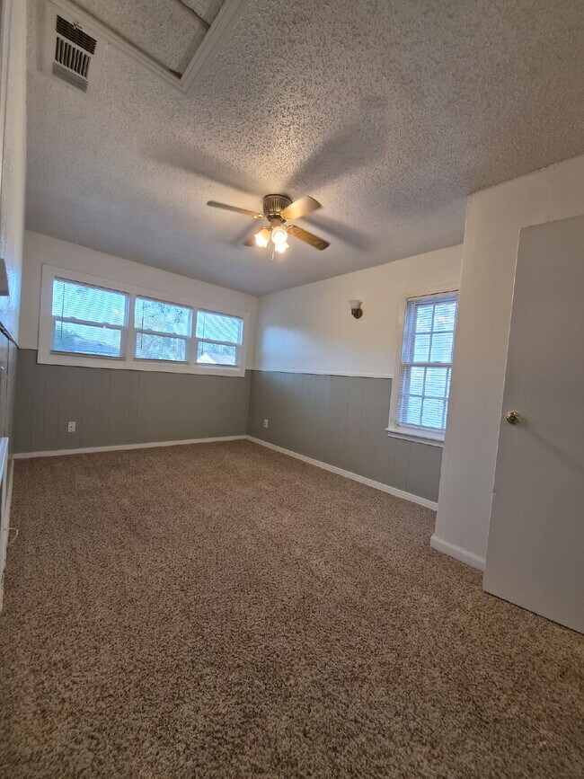 Building Photo - Pre-Leasing for Summer/Fall 2026 - Flooring Updates in Kitchen/Bathrooms, along with Updated Coun...