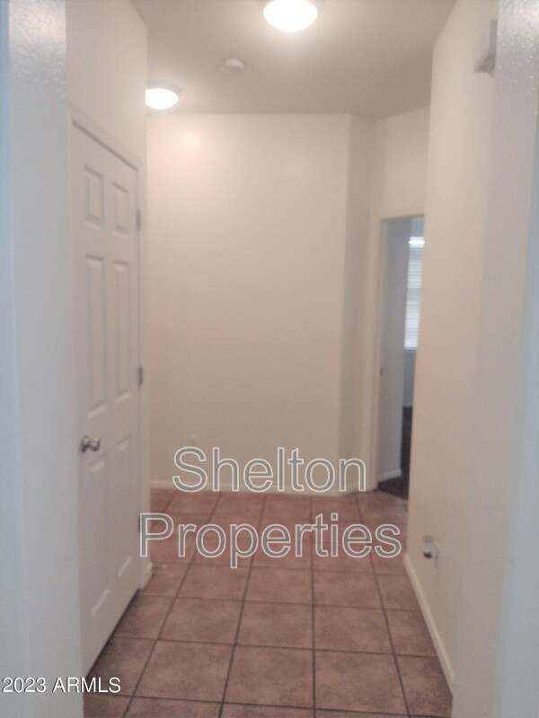 Building Photo - 2047 S Starling Dr