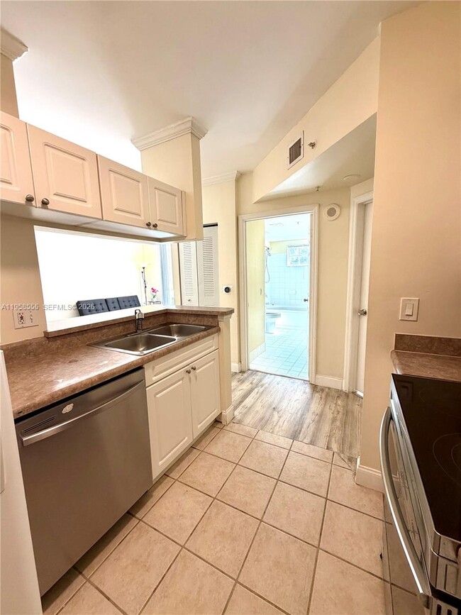 Building Photo - 17150 N Bay Rd