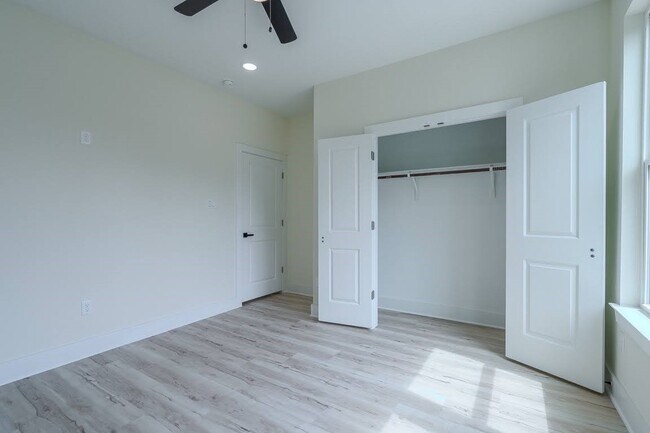 Building Photo - 7002 Sidney St