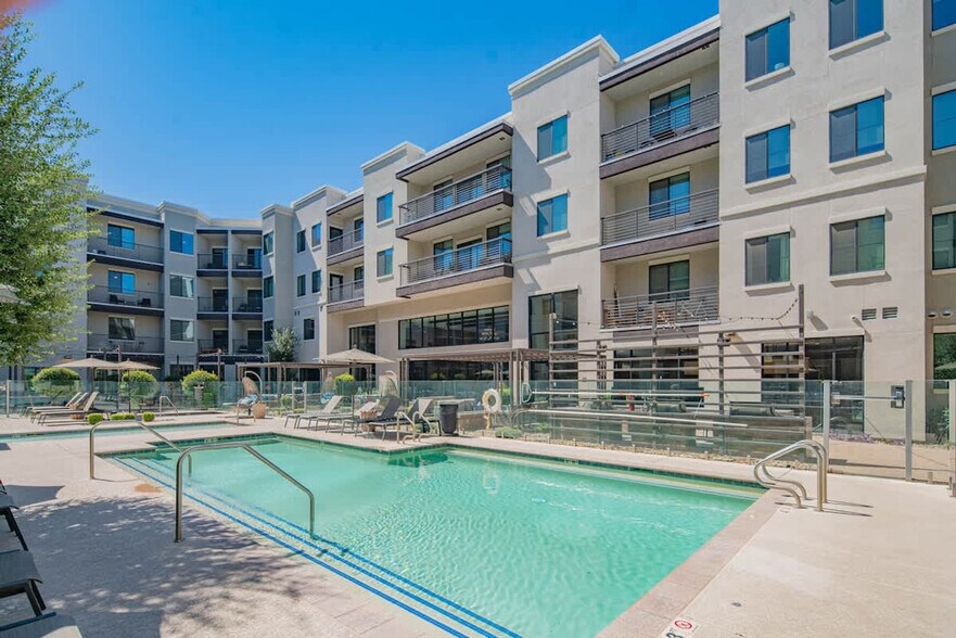 Building Photo - 777 E Stella Ln