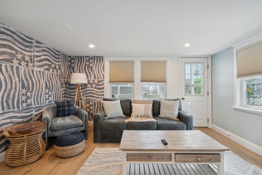 Living Rom - 61 Ocean Blvd