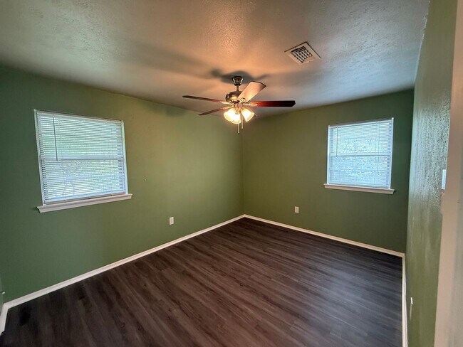 Building Photo - 3 Bed | 2 Bath | 2-Car Garage + Carport – ...