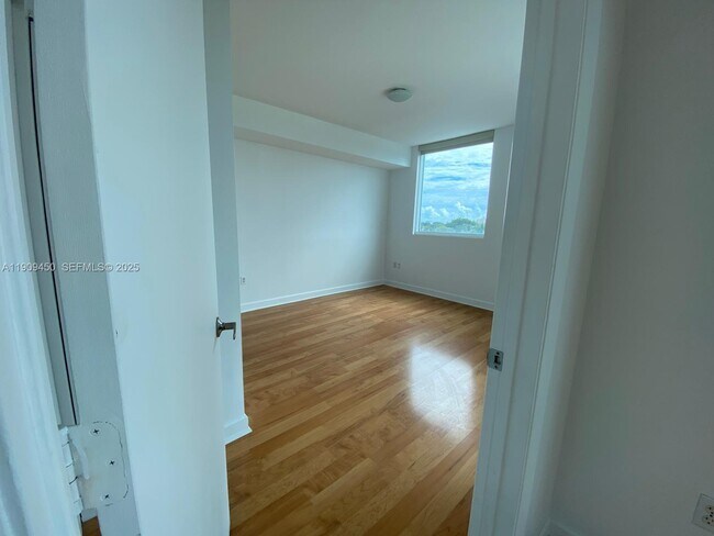 Building Photo - 1401 SW 22nd St