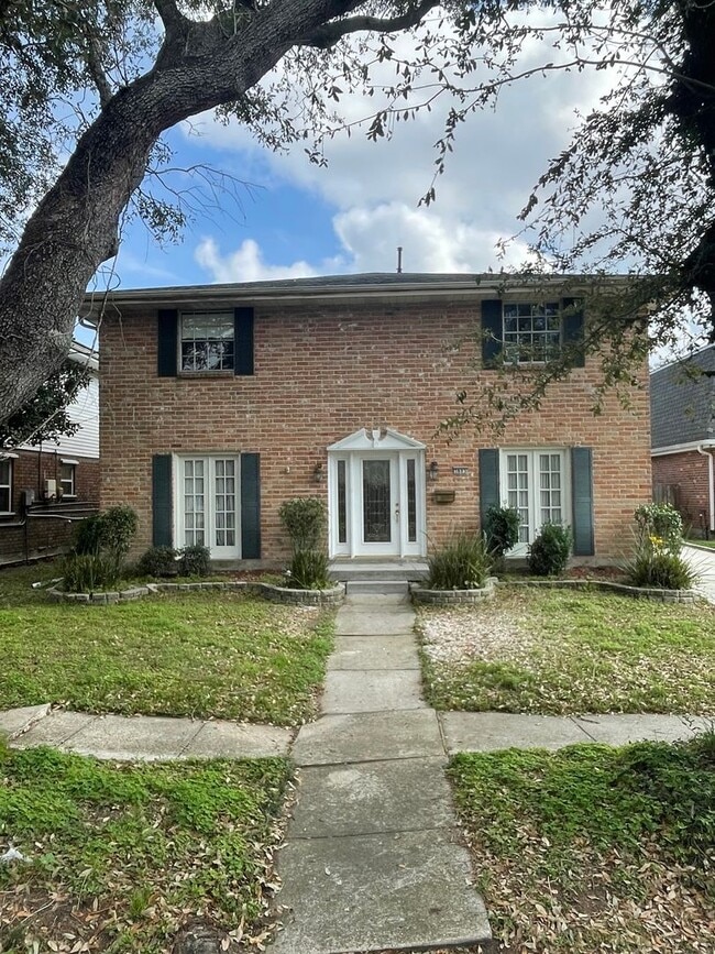 Building Photo - Spacious 4BD Home in Metairie, with Driveway and HUGE Fenced in Backyard