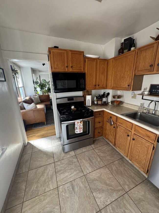 Building Photo - Fantastic and Bright Second Floor Duplex!