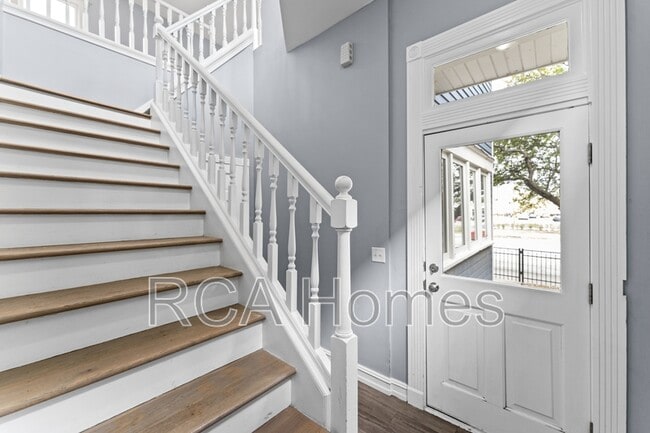 Building Photo - 918 N College Ave