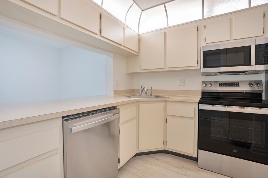 Building Photo - 9610 Green Cypress Ln