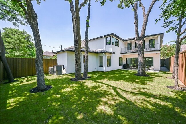 Building Photo - 6226 Lakeshore Dr