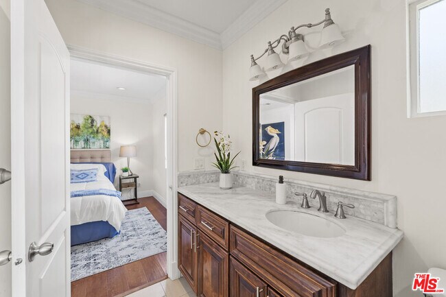 Building Photo - 1114 S La Peer Dr