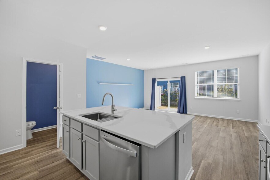 Open concept living - 6668 Lemon Ln