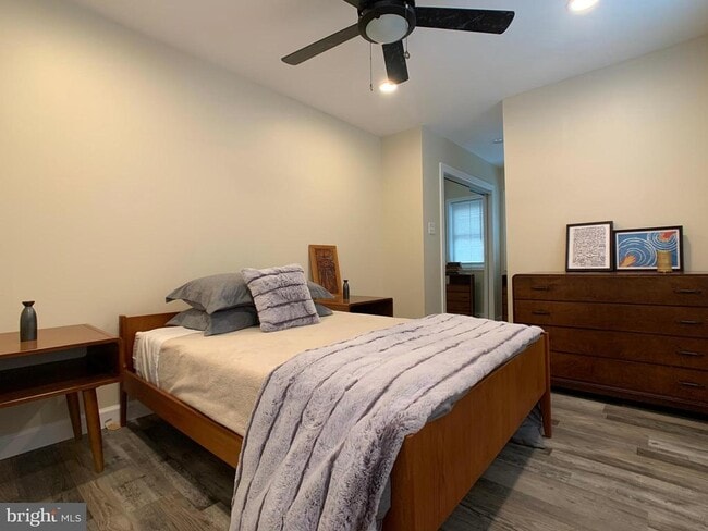 Building Photo - 513 S Regester St