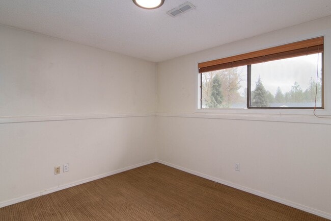 Building Photo - 4 Bed 3 Bath North Side Home nearly 2400 s...