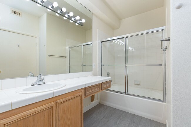 Building Photo - Move-in ready ground-floor 2 bed, 2 bath