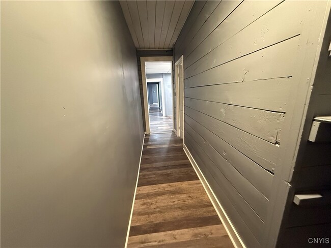 Building Photo - 221.5 Lakeview Ave