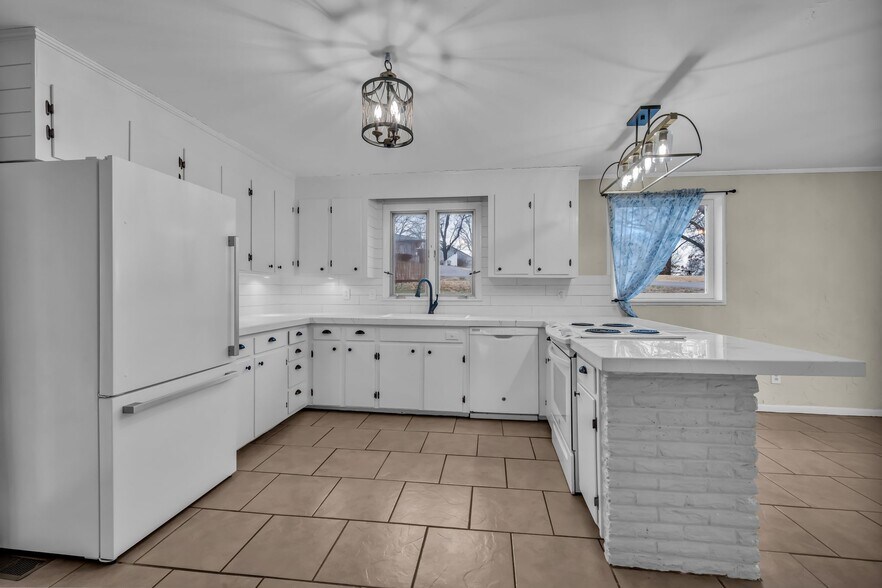 Building Photo - 205 W Lake Dr