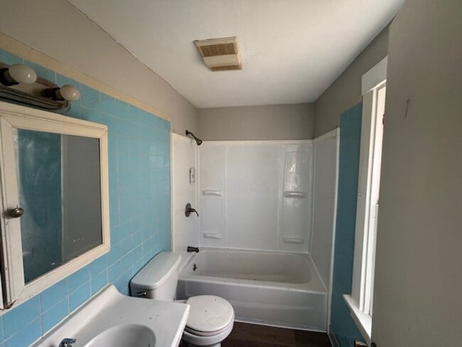 Building Photo - 618 Farnsworth Ave