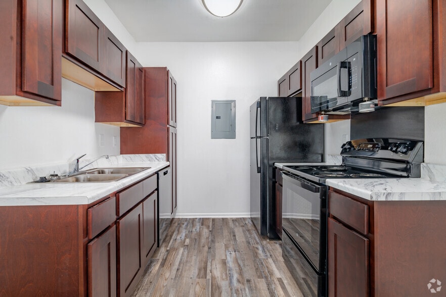 1BR, 1BA - 675SF - Kitchen - Trails at River Road (Boerne Creekside)