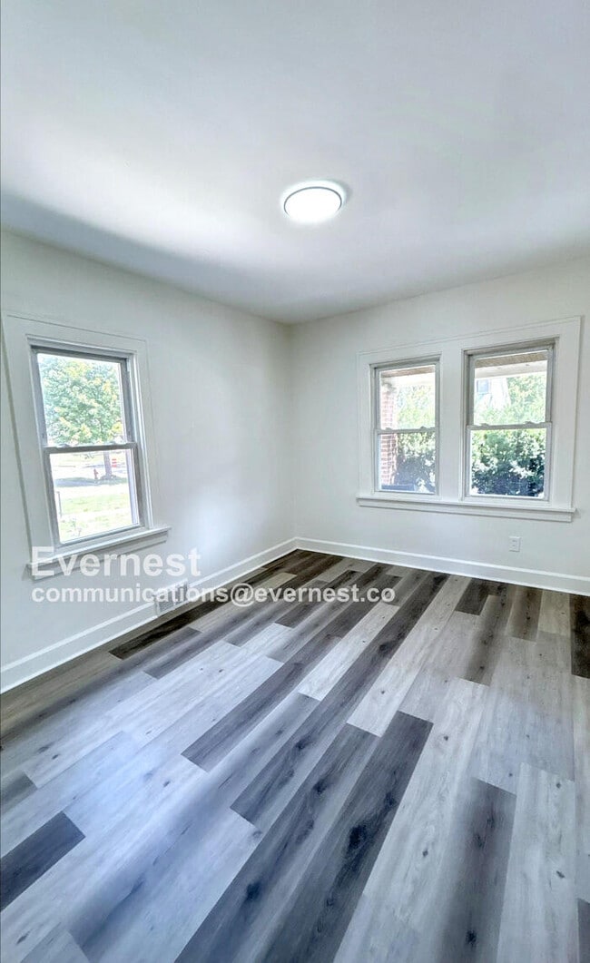Building Photo - Spacious 4-Bedroom Home with Great Space /...