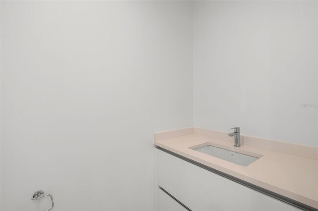 Building Photo - 400 Central Ave