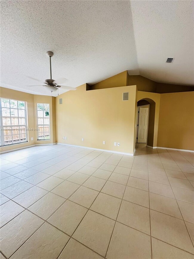 Building Photo - 2853 SW East Louise Cir