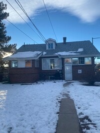 Building Photo - 2 Bed / 1 Bath Garden-Level Apartment – Available Early April!