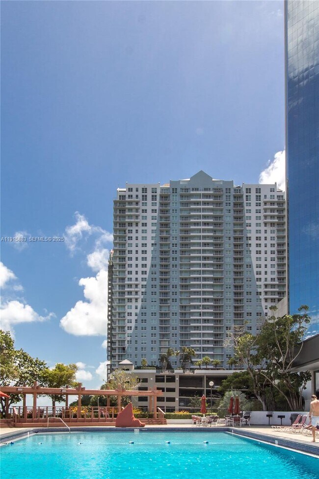 Building Photo - 999 Brickell Bay Dr