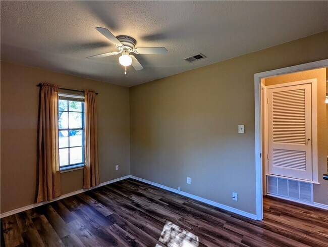 Building Photo - 812 Hill Wood Dr