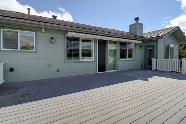 Building Photo - Incredible Home with Lake Views!