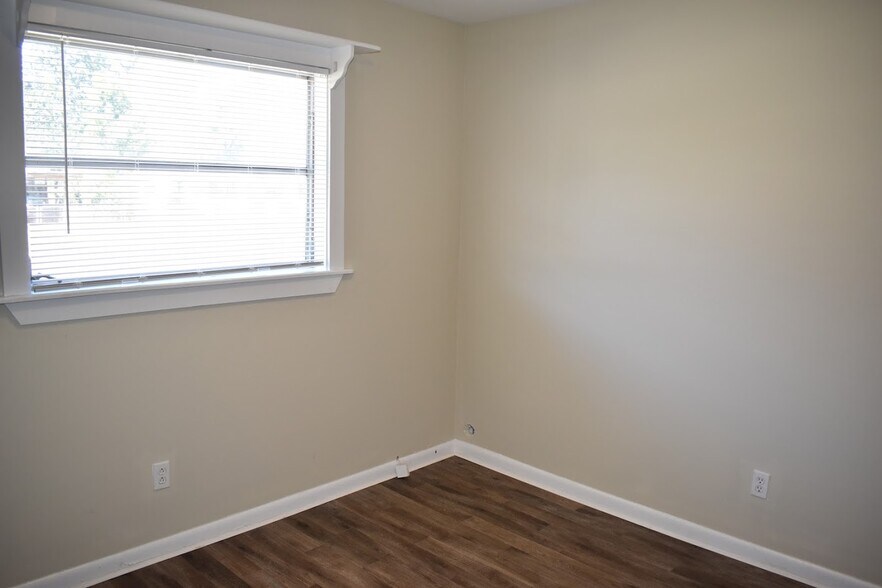 Building Photo - 4735 Redstone Dr