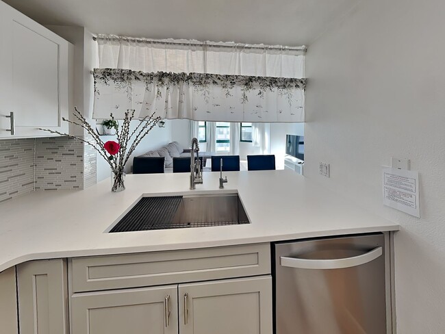 Building Photo - Well-Lit 1 Bedroom, 1 Bathroom Condo in Oa...