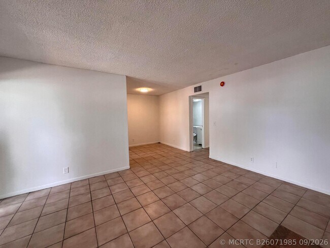 Building Photo - 645 SW 20th Ct