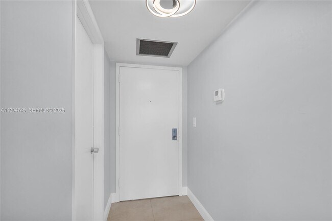 Building Photo - 3200 Port Royale Dr N