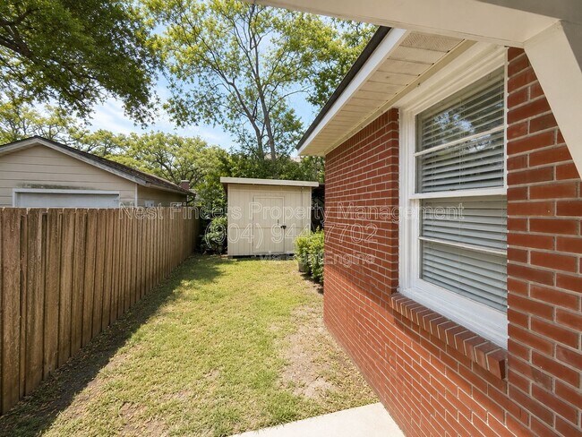 Building Photo - 1230 Lechlade St