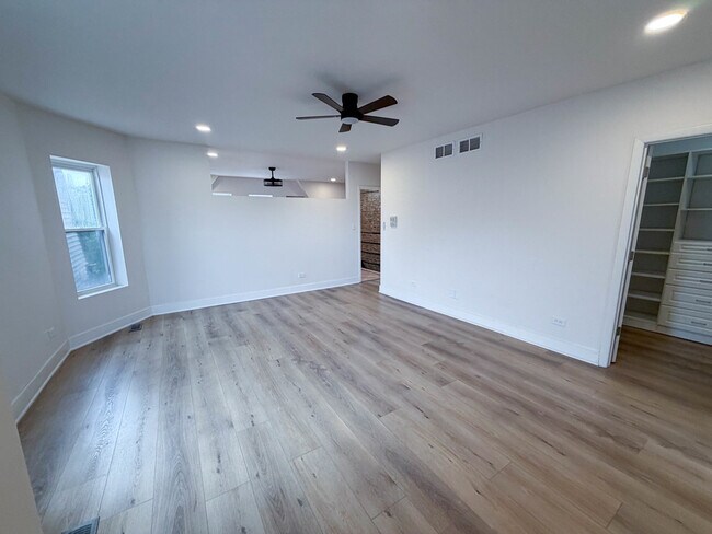 Building Photo - 3619 S Giles Ave
