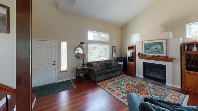 Building Photo - Beautiful sunny home