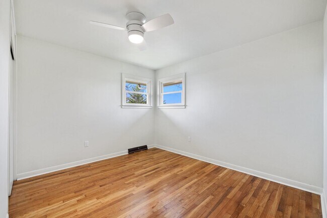 Building Photo - 389 Thompson St