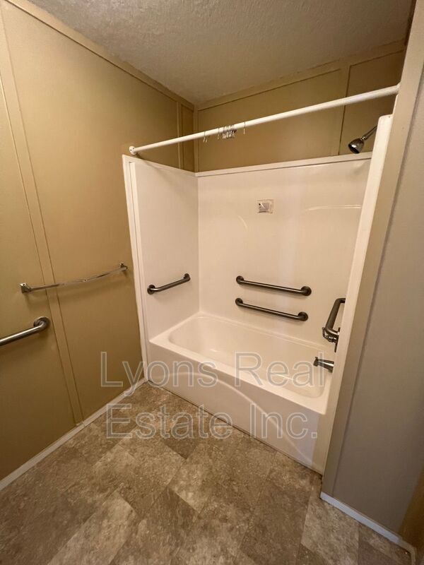 Building Photo - 8086 Heck Dr