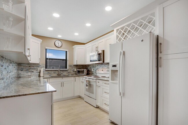 Building Photo - 755 Saturn St