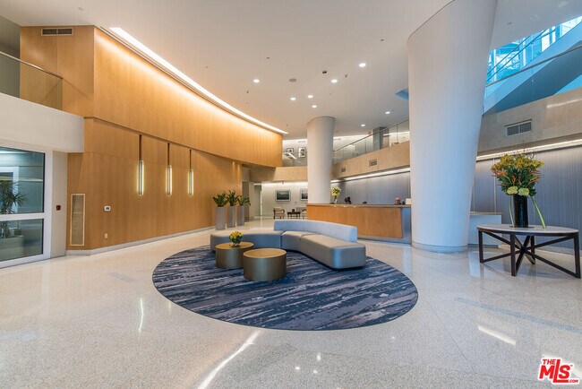 Building Photo - 13600 Marina Pointe Dr